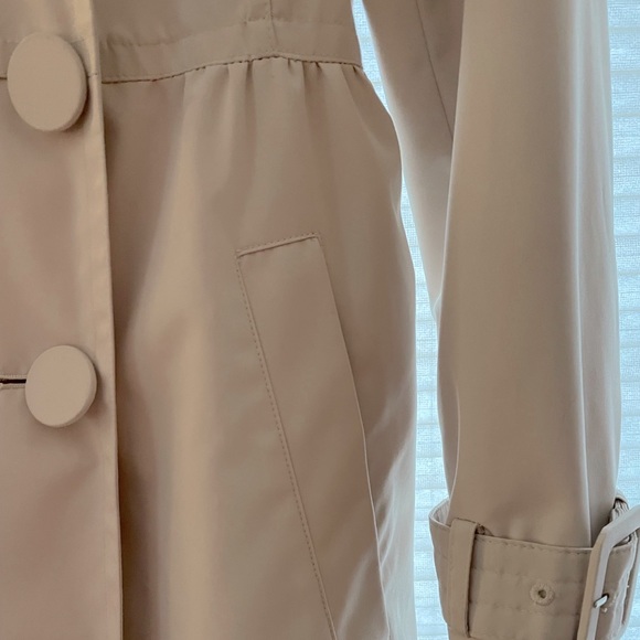 London Fog Raincoat, Cream, Size Petite Small. - Picture 3 of 5